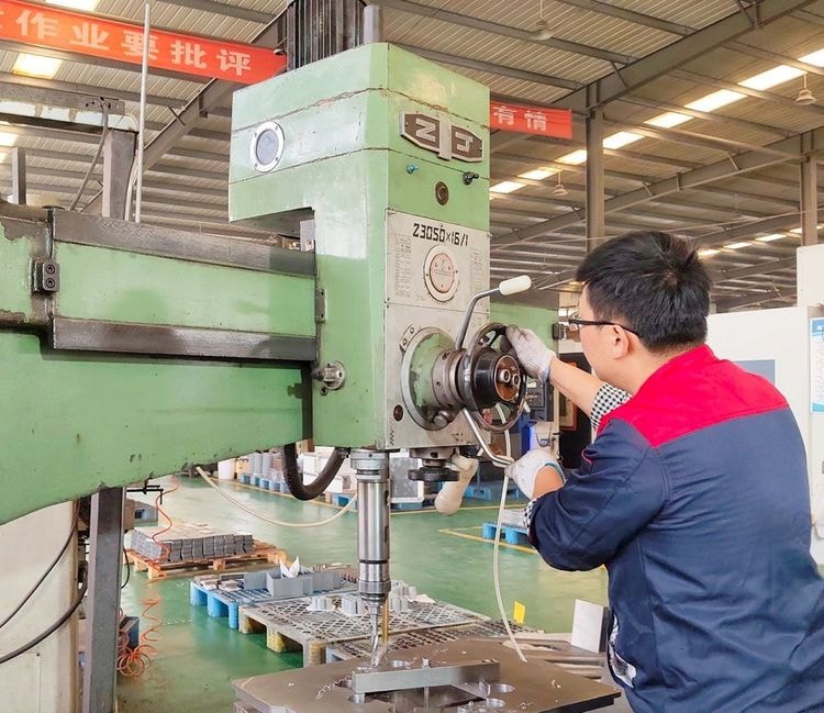 Turning, milling, drilling and tapping equipment